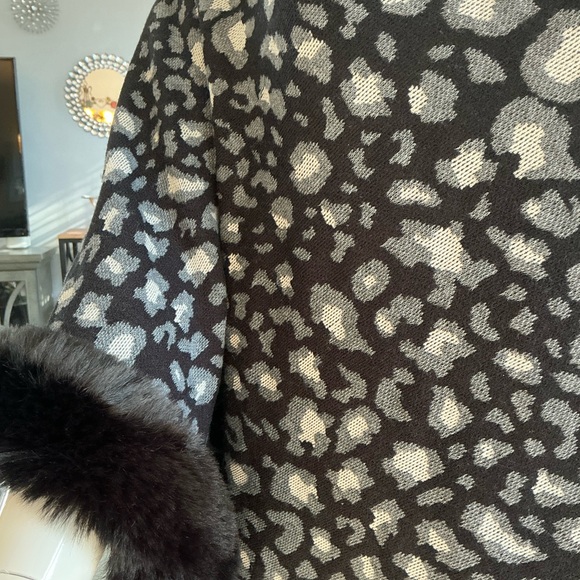 Black Gray White Leopard Print Poncho Faux Fur Trim Elegant Travel Resort Womans - Picture 6 of 7